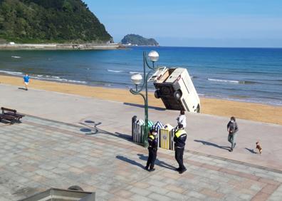 Imagen secundaria 1 - Accidente: Segunda furgoneta que cae a la arena de la playa de Zarautz en dos meses