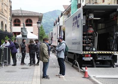 Imagen secundaria 1 - La ronda del castillo de Olite se convirtió en un lodazal por donde pasó el carruaje de Magallanes. Dos momentos del rodaje de la serie en Lazkao.