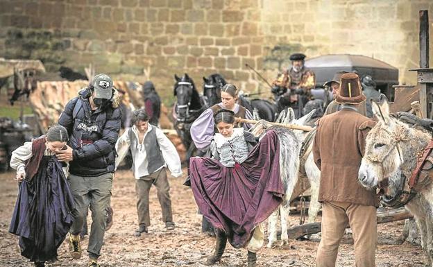 Imagen principal - La ronda del castillo de Olite se convirtió en un lodazal por donde pasó el carruaje de Magallanes. Dos momentos del rodaje de la serie en Lazkao.