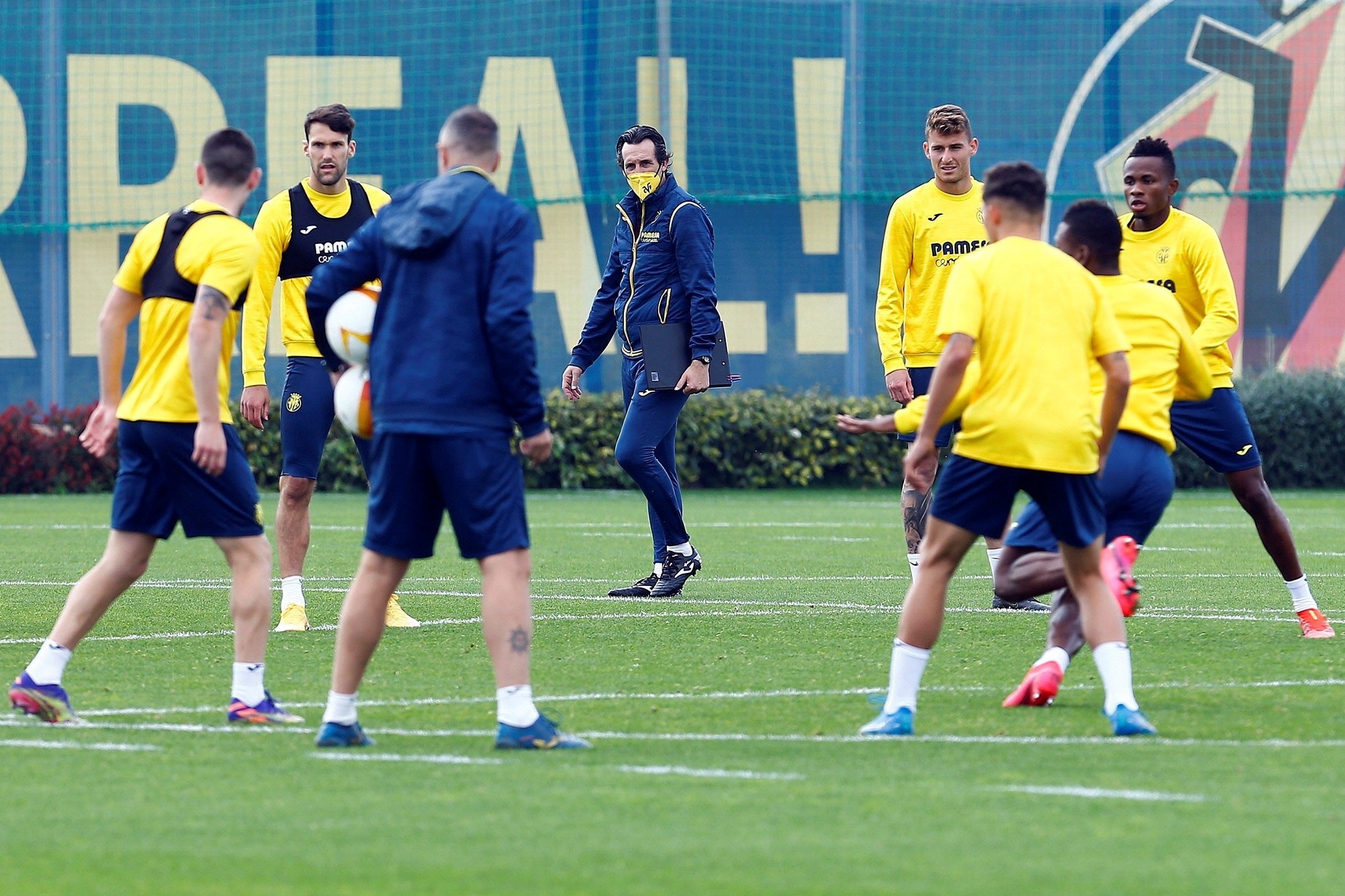 El entrenador del Villarreal, Unai Emery, durante un entrenamiento en la Ciutat Esportiva.