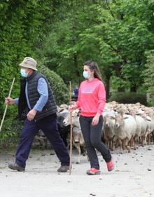 Imagen secundaria 2 - Diferentes momentos del acto del corte del queso este miércoles en Ordizia.