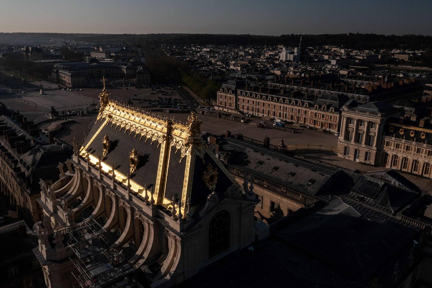Las imágenes aéreas muestran el Palacio de Versalles (Chateau de Versailles), en las afueras de París, tras las obras de renovación de la Capilla Real. El Palacio de Versalles desempeñó las funciones de residencia real desde 1682 hasta 1789 y constituye uno de los complejos arquitectónicos más importantes de Europa.