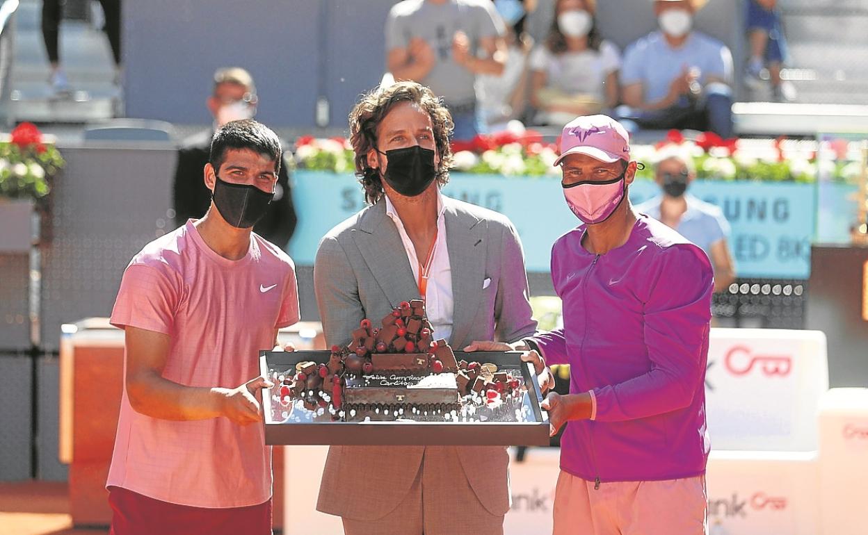 Alcaraz, Feliciano López, director del torneo, y Nadal, con la tarta del tenista murciano.