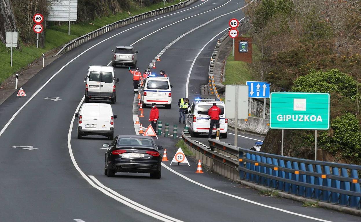 Control perimetral entre Navarra y Gipuzkoa. La Comunidad foral ya ha anunciado que abre sus 'fronteras' desde el domingo. 
