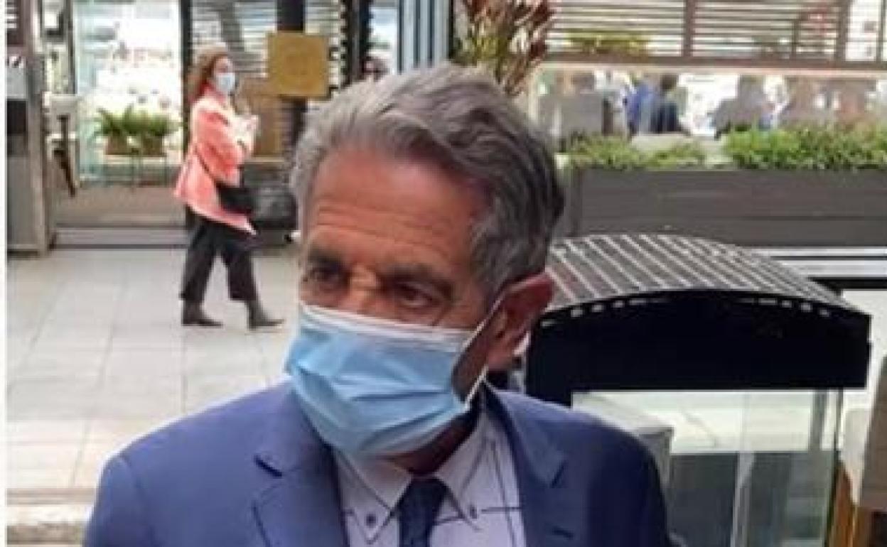 Nuevo incidente de Revilla con hosteleros: le acusan de comer y fumar dentro de un restaurante, y él lo niega