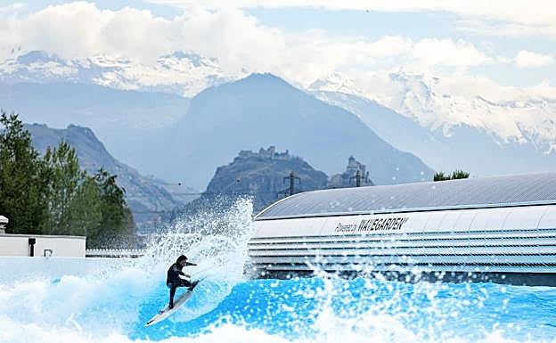 Un surfista en la nueva laguna artificial inaugurada este mes de mayo en Suiza