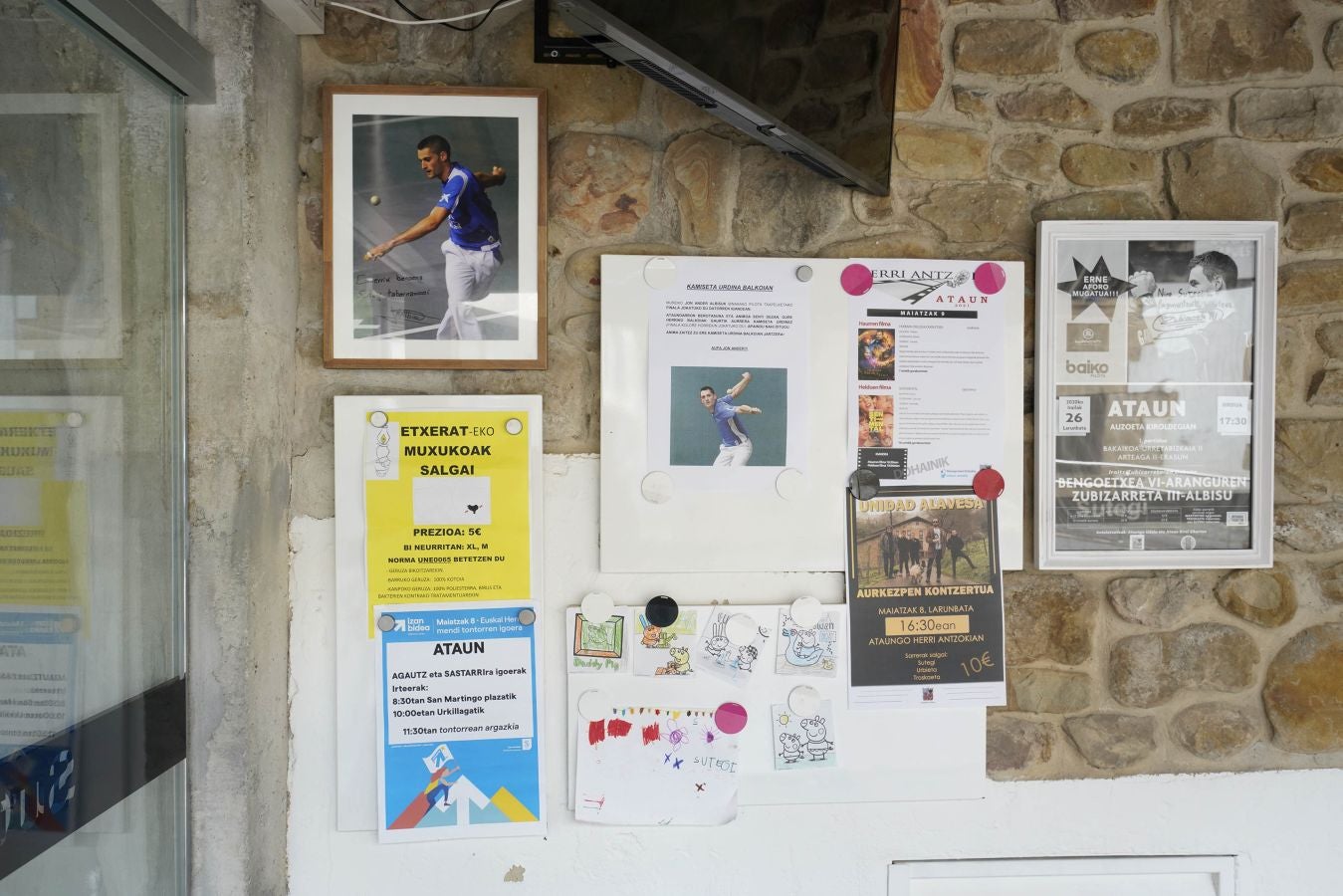 Niños de la escuela de pelota de Ataun junto a sus monitores muestran en el frontón Auzoeta su pancarta de apoyo a Peña II y Albisu