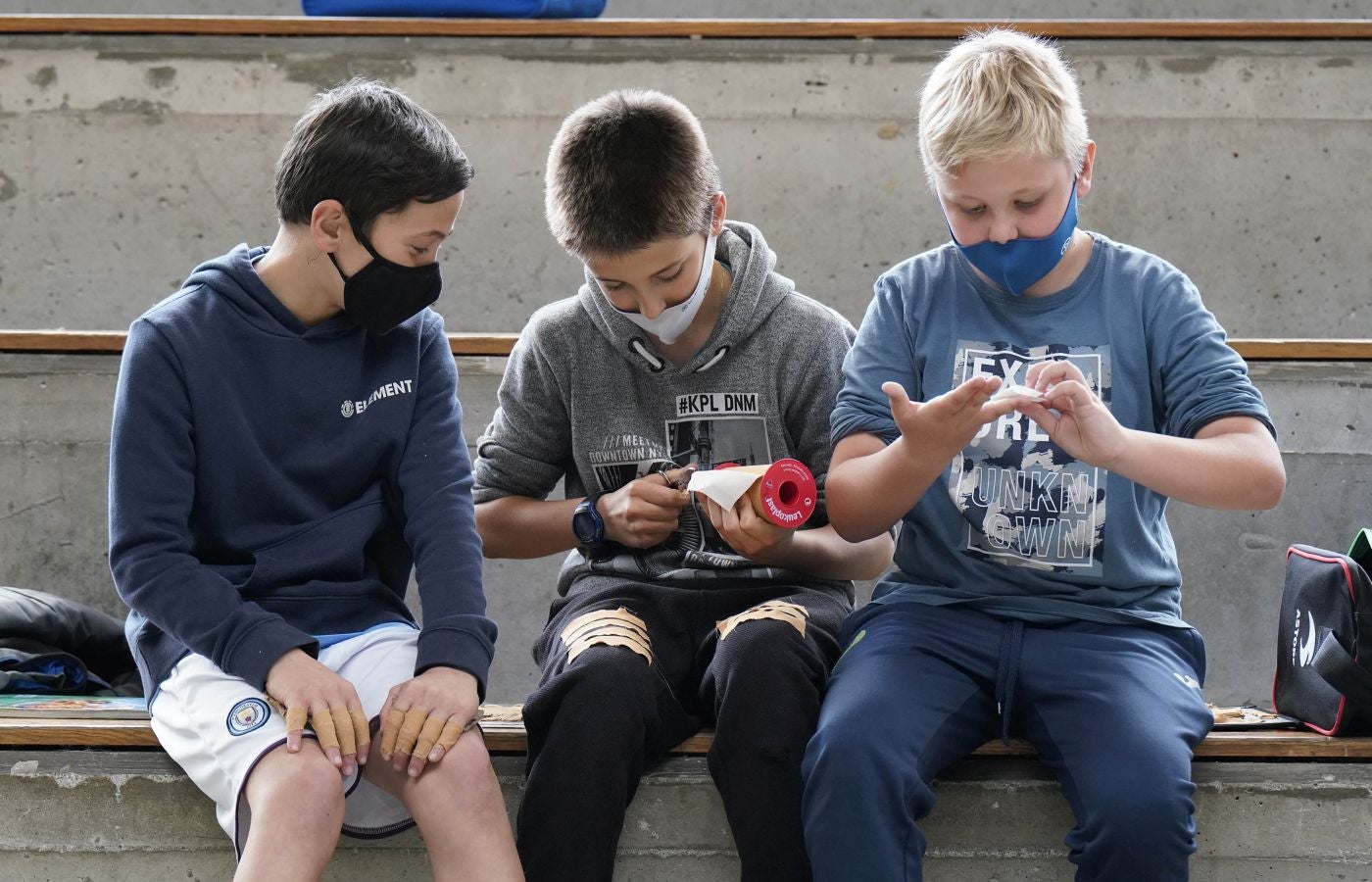 Niños de la escuela de pelota de Ataun junto a sus monitores muestran en el frontón Auzoeta su pancarta de apoyo a Peña II y Albisu