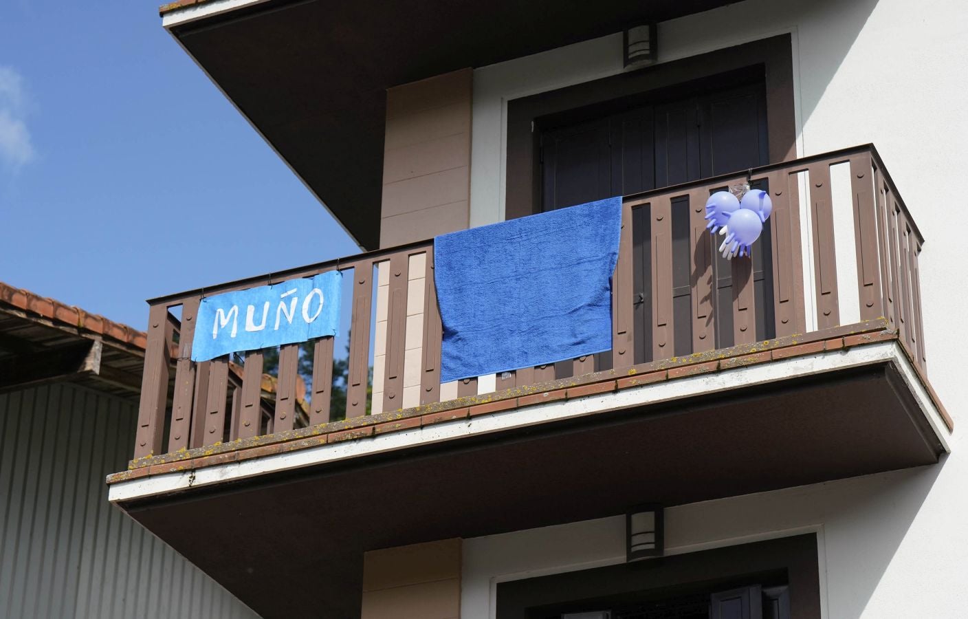 Niños de la escuela de pelota de Ataun junto a sus monitores muestran en el frontón Auzoeta su pancarta de apoyo a Peña II y Albisu