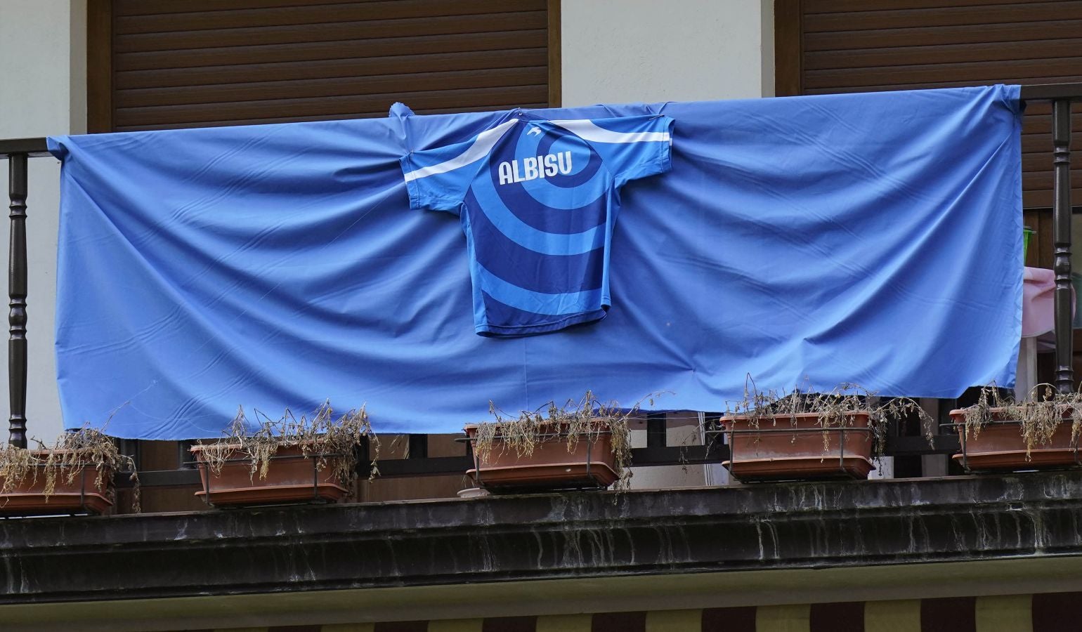 Niños de la escuela de pelota de Ataun junto a sus monitores muestran en el frontón Auzoeta su pancarta de apoyo a Peña II y Albisu