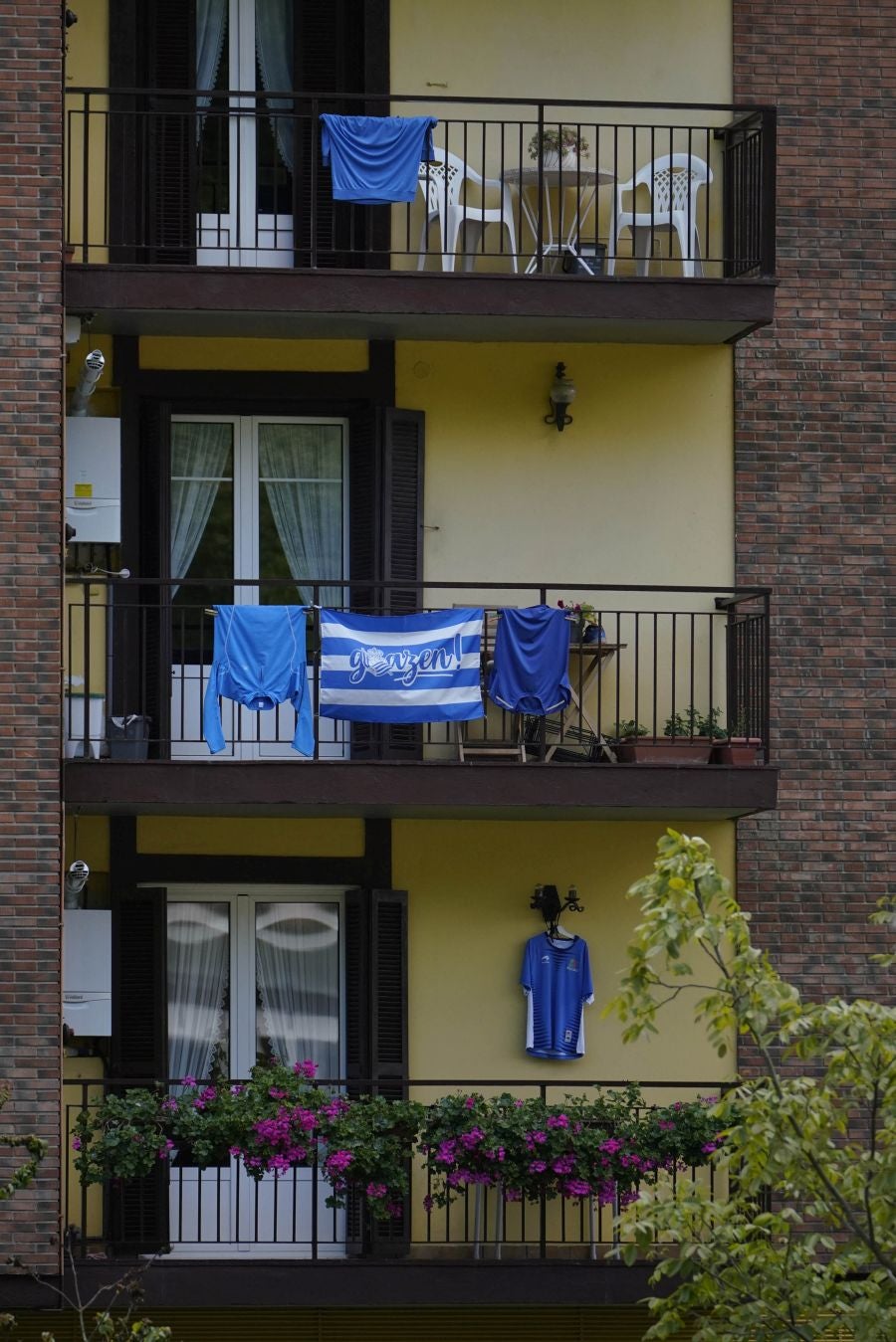 Niños de la escuela de pelota de Ataun junto a sus monitores muestran en el frontón Auzoeta su pancarta de apoyo a Peña II y Albisu