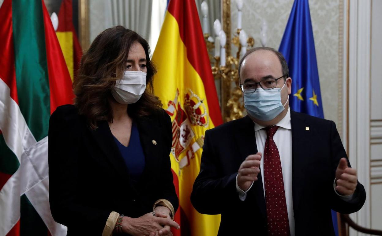 Olatz Garamendi y Miquel Iceta, en la primera reunión que mantuvieron en marzo en Madrid.
