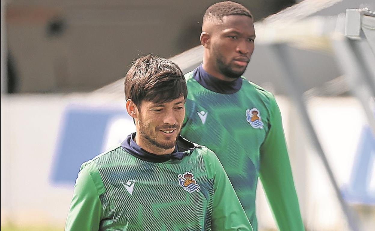 David Silva, junto a Sagnan, esboza una sonrisa en Zubieta.