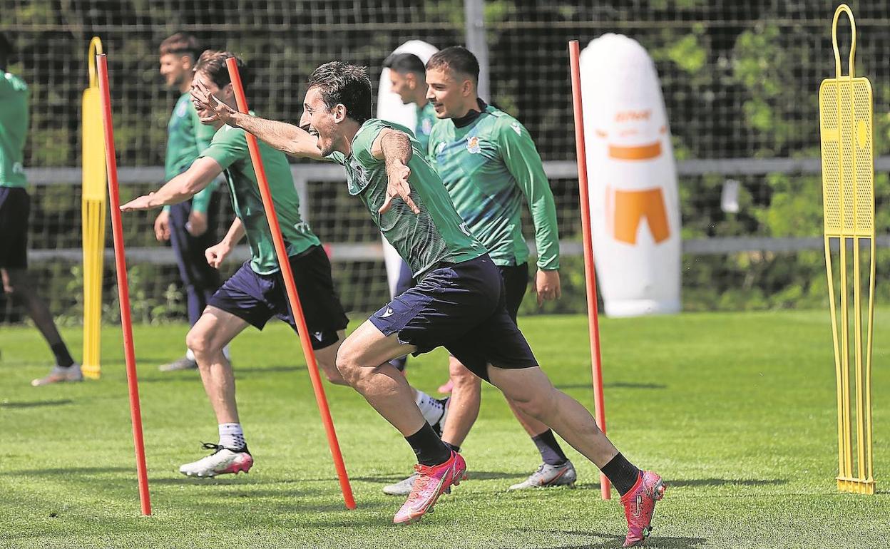 Aritz Elustondo y Mikel Oyarzabal apuran una carrera ante la mirada de Gorosabel en el entrenamiento de ayer en Zubieta. 