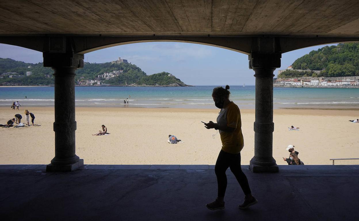 Varias personas aprovechan el buen tiempo para estar en La Concha. 