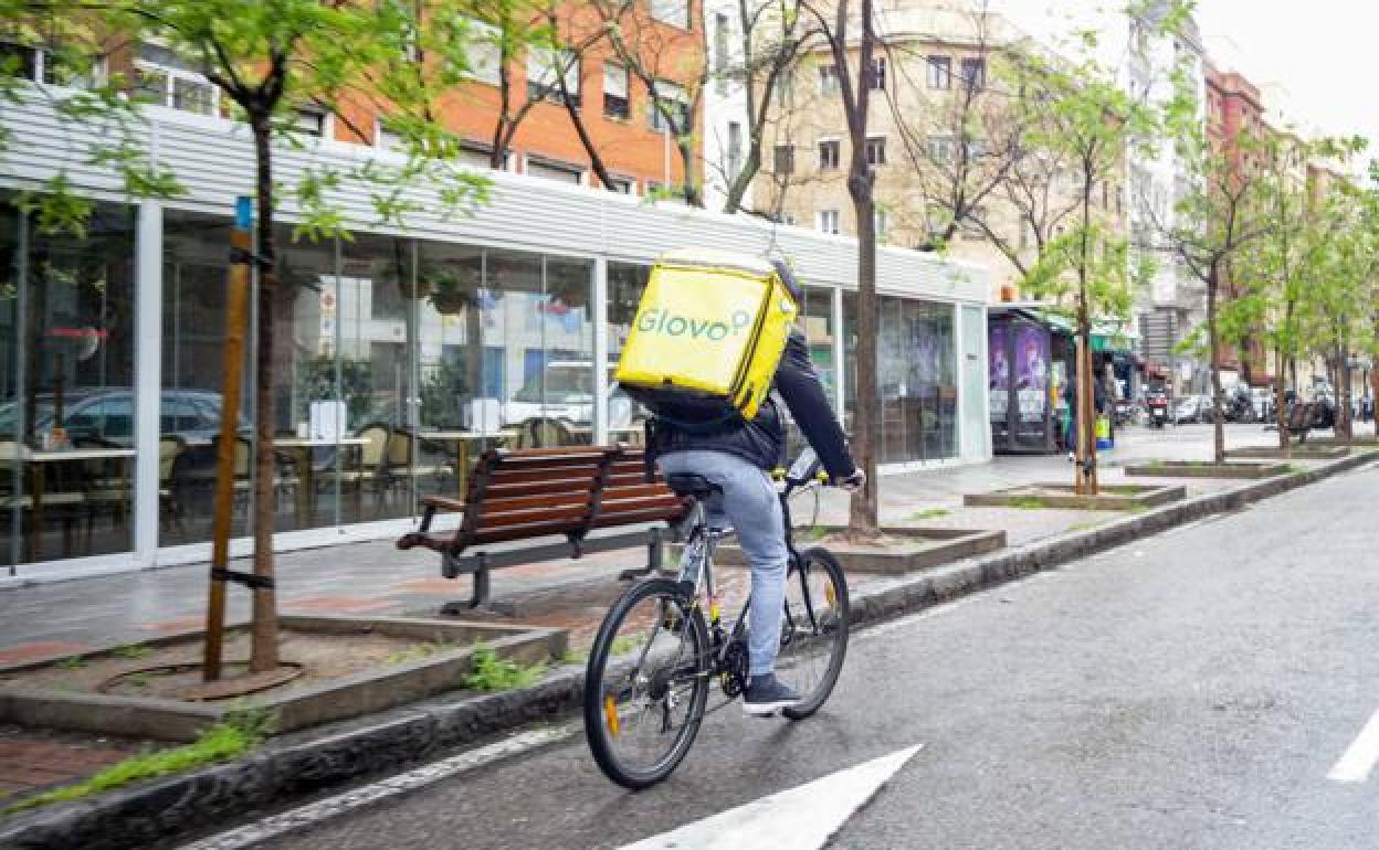 La Justicia concluye que 300 'riders' vascos de Glovo son empleados