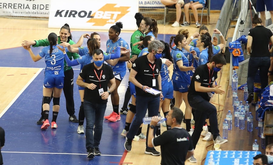Las guipuzcoanas vuelven a levantar un título más y convertirse así por séptima vez en campeón de la Liga Guerreras Iberdrola. Para ello, solo tenían que sumar un punto, no obstante, el marcador ha terminado 30-20 para las locales. 