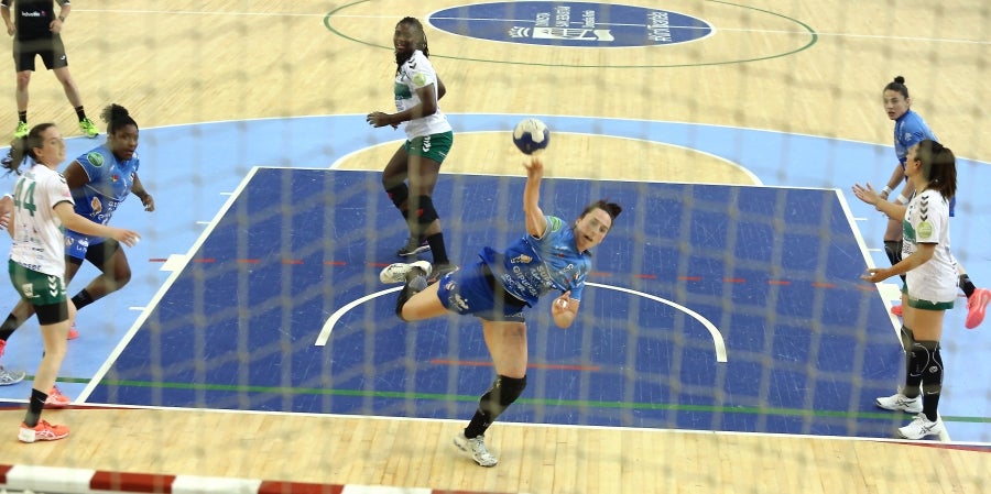 Las guipuzcoanas vuelven a levantar un título más y convertirse así por séptima vez en campeón de la Liga Guerreras Iberdrola. Para ello, solo tenían que sumar un punto, no obstante, el marcador ha terminado 30-20 para las locales. 