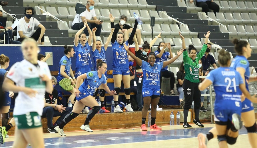 Las guipuzcoanas vuelven a levantar un título más y convertirse así por séptima vez en campeón de la Liga Guerreras Iberdrola. Para ello, solo tenían que sumar un punto, no obstante, el marcador ha terminado 30-20 para las locales. 