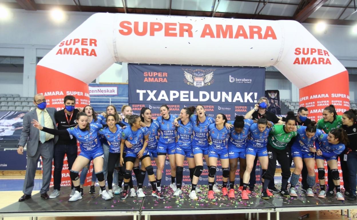 Las jugadoras, al ritmo de sus canciones favoritas, celebran la victoria.