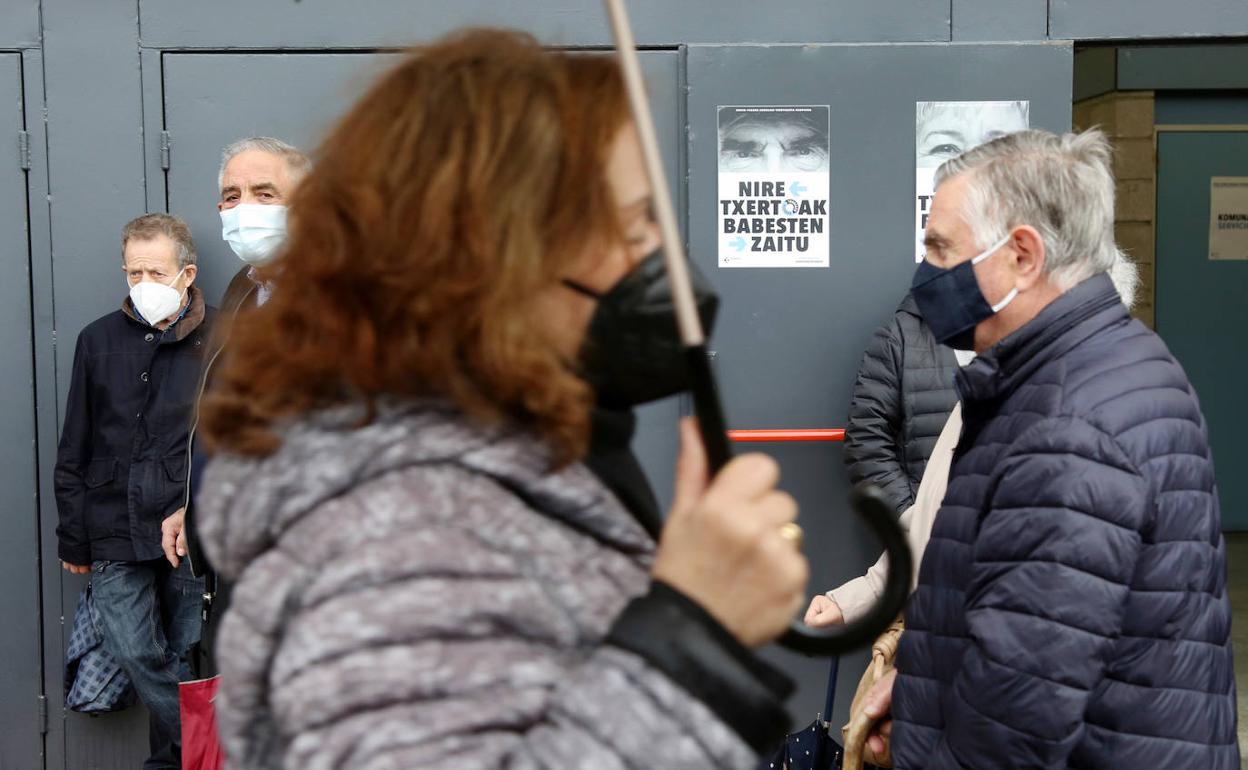 Movimiento en el centro de vacunación de Illunbe.