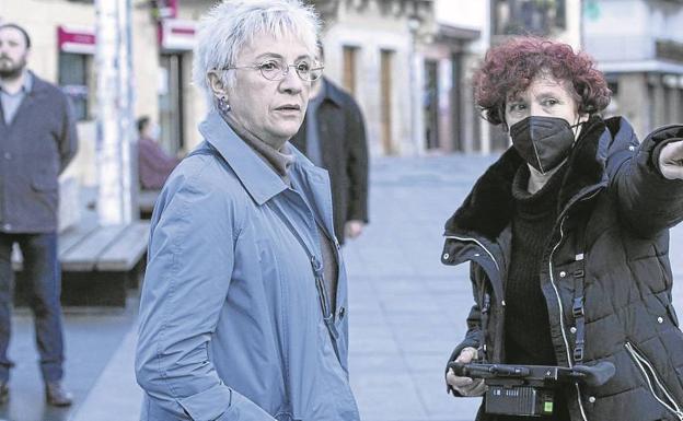 Icíar Bollaín da instrucciones a Blanca Portillo durante el rodaje de 'Maixabel'.