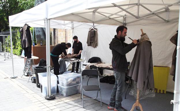 Parte del equipo de 'Sin límites' prepara el vestuario.