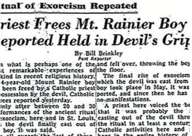 Imagen secundaria 1 - Realidad y ficción. Recorte de prensa de la primera página de 'The Washington Post' del 20 de agosto de 1949, y portada de la novela. Abajo, William Peter Blatty en 'la escalera del exorcista', en Georgetown.