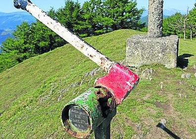 Imagen secundaria 1 - Preciosa haya de camino a la cima; Buzón de Izazpi con forma de hacha y Jose Mari e Iñaki junto a la cruz.