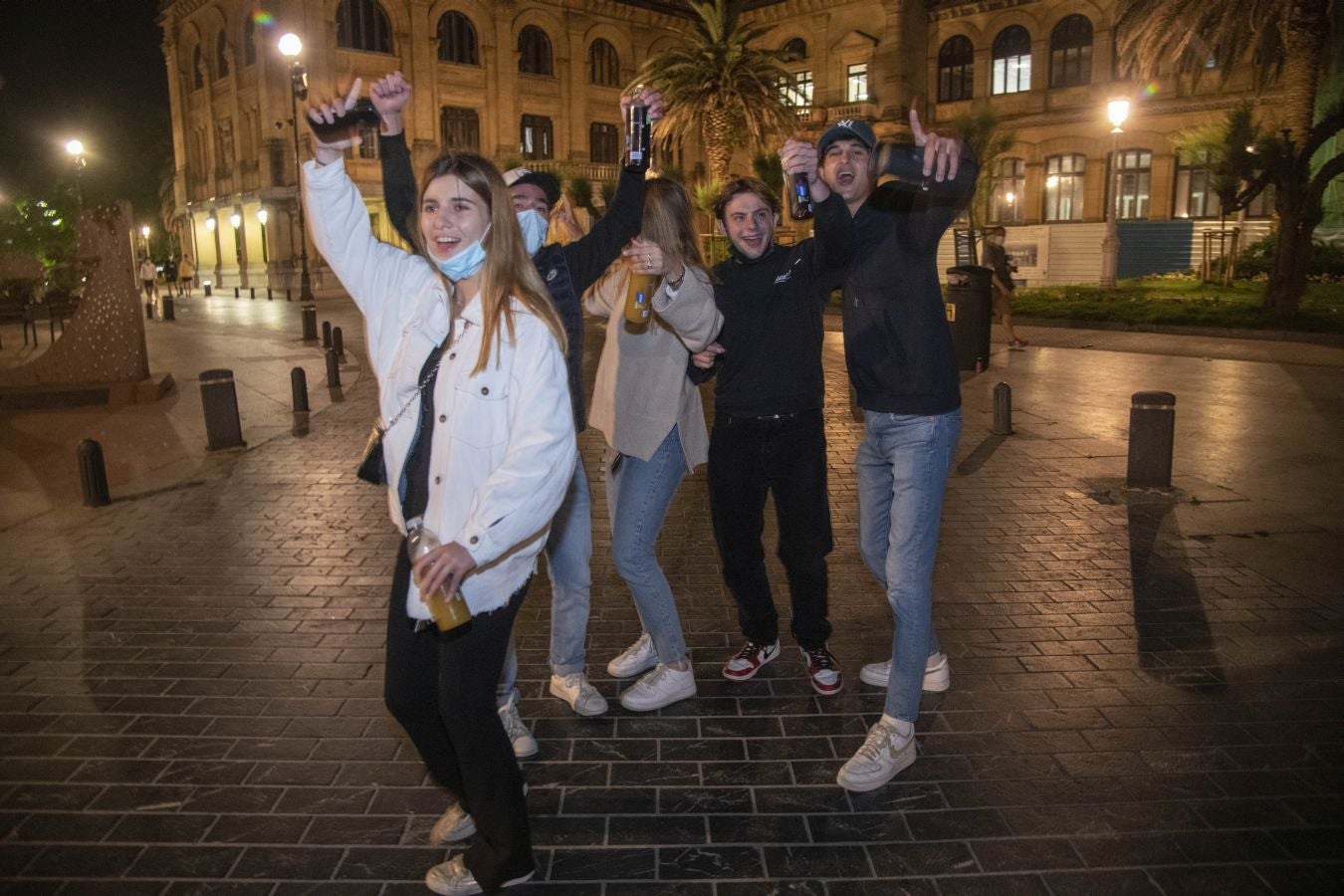 Cientos de jóvenes salieron en San Sebastián en cuanto el reloj marcó las doce, para celebrar «una noche histórica». 
