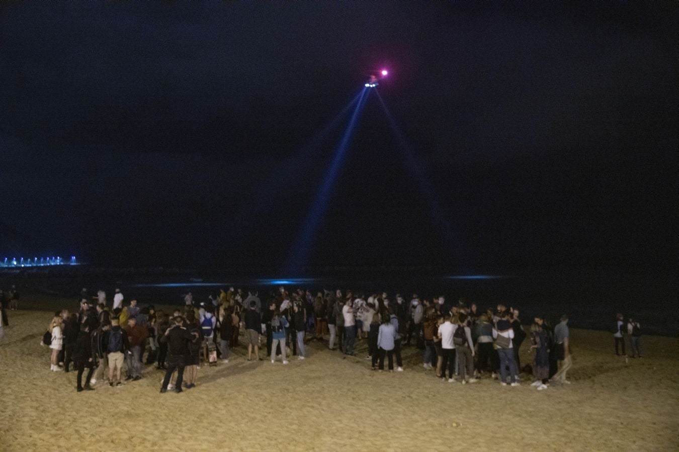 Cientos de jóvenes salieron en San Sebastián en cuanto el reloj marcó las doce, para celebrar «una noche histórica». 