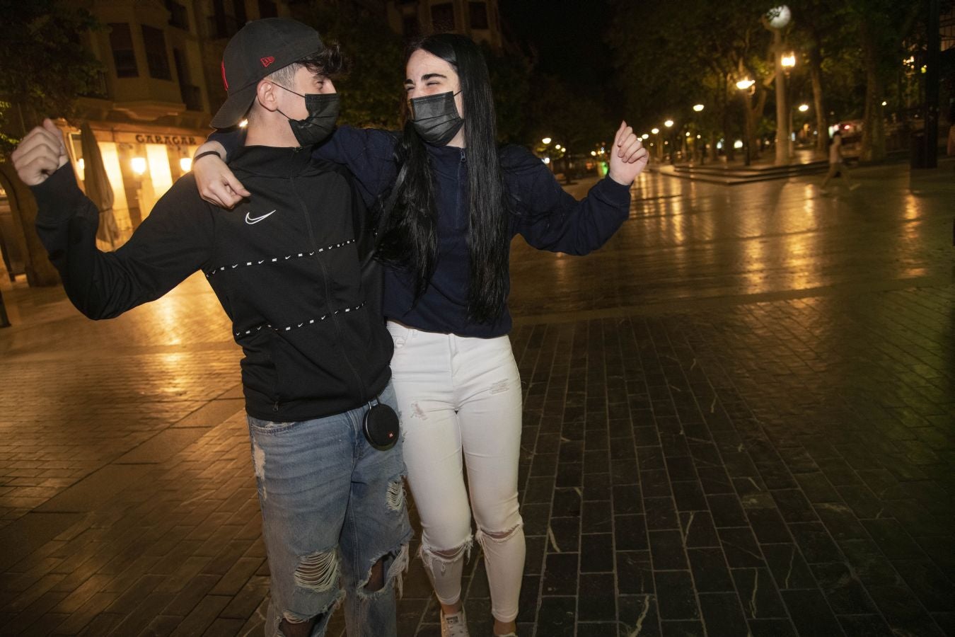 Cientos de jóvenes salieron en San Sebastián en cuanto el reloj marcó las doce, para celebrar «una noche histórica». 