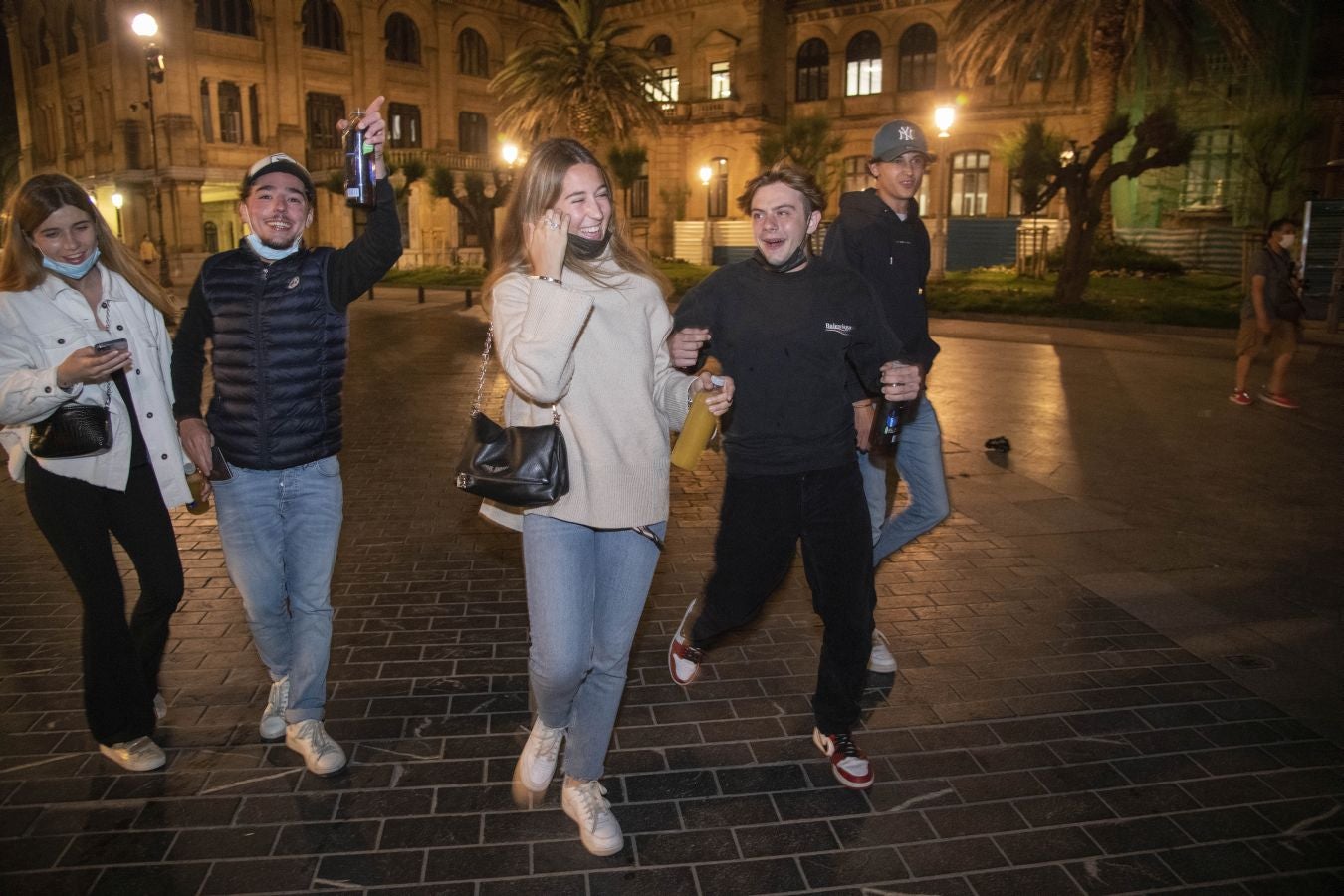 Cientos de jóvenes salieron en San Sebastián en cuanto el reloj marcó las doce, para celebrar «una noche histórica». 