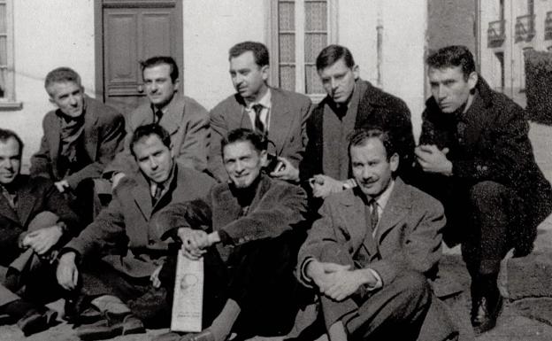 Imagen principal - 1. Homenaje a Antonio Machado en Collioure, 1959. De izquierda a derecha, arriba: Blas de Otero, José Goytisolo, Ángel González, José Valente y un desconocido. En la parte de abajo: Jaime Gil de Biedma, Alfonso Costabreda, Carlos Barral y Caballero Bonald. 2. Gabriel Celaya, Blas de Otero y Caballero Bonald en 1973. 3. Caballero Bonald, en 1988. 