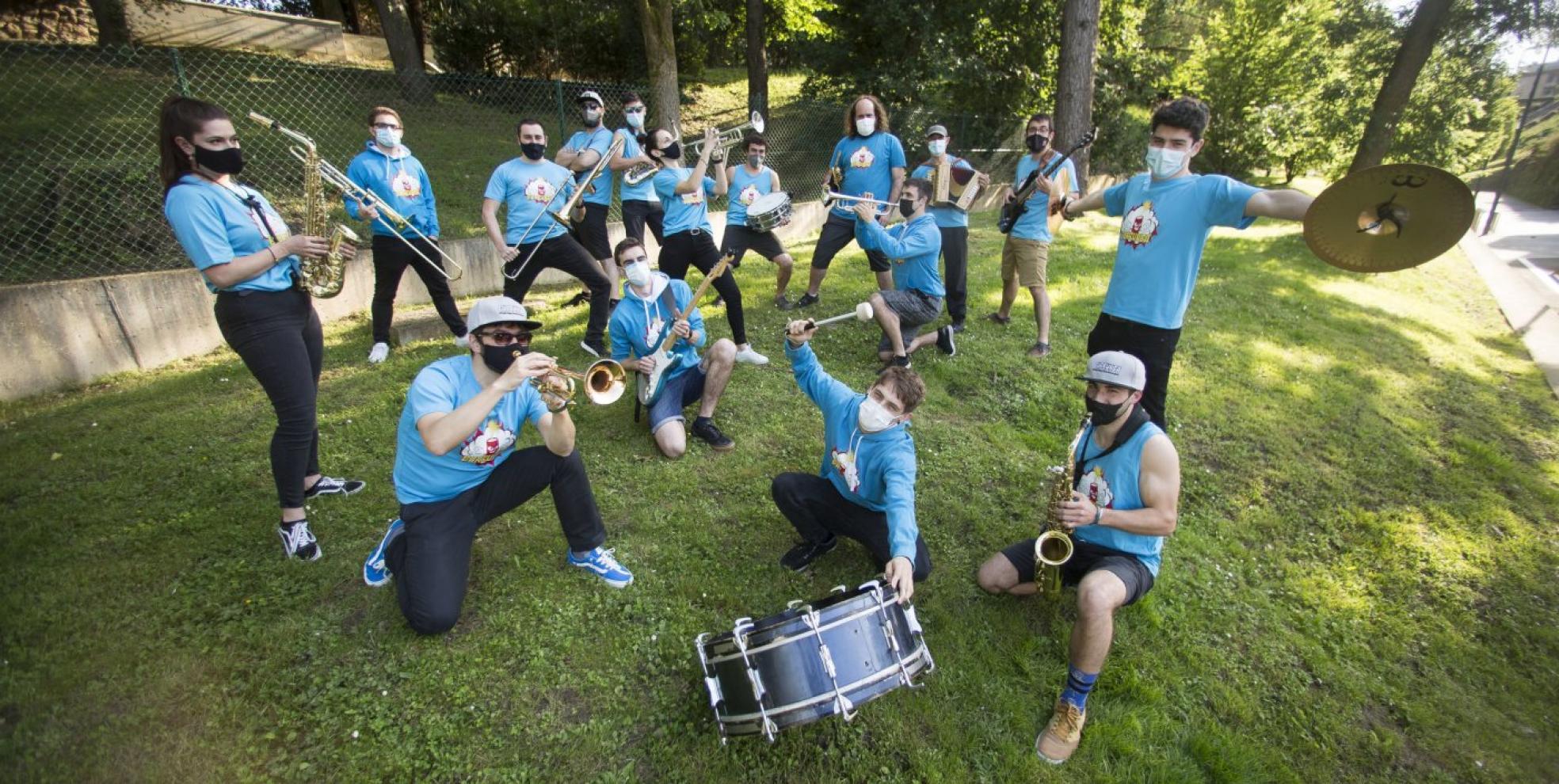 Burrunba Elektrotxaranga ha pasado de actuar en la calle, rodeados de gente, a subirse a los escenarios. 