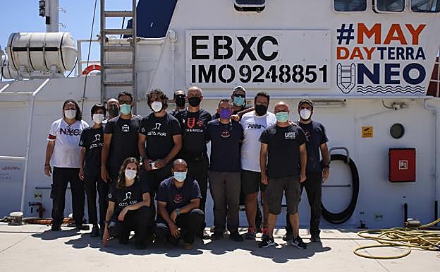 La tripulación del Aita Mari, antes de zarpar ayer del puerto almeriense de Adra. antonio trives