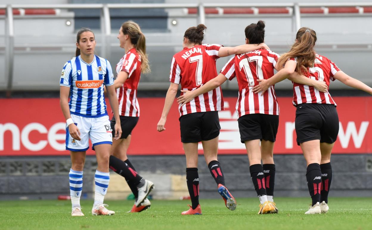 Las jugadoras del Athletic celebran el gol ante la mirada triste de Lucía. 