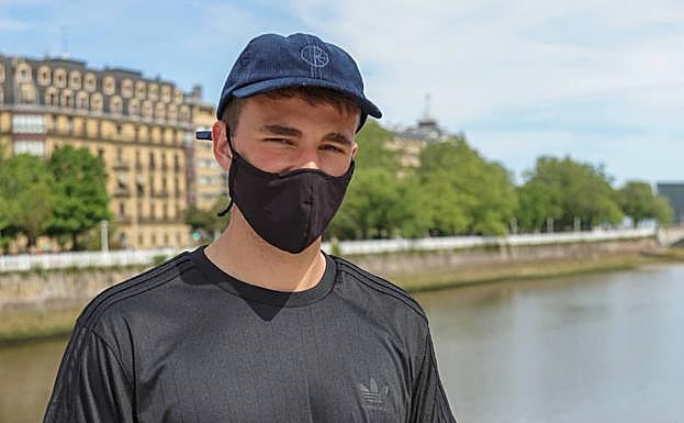 Kevin desea ir a ver a su sobrina pequeña en Málaga. 