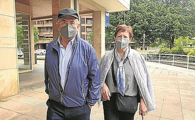 Xanti Lazkano dio ayer su habitual paseo junto a su mujer, Mila Odriozola. 