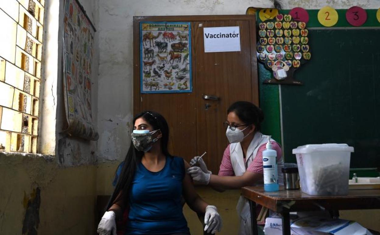 Una mujer es vacunada en la India 