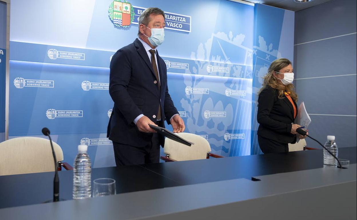 Bingen Zupiria, portavoz del Gobierno Vasco, y Gotzone Sagardui, consejera de Salud, en una comparecencia anterior. 