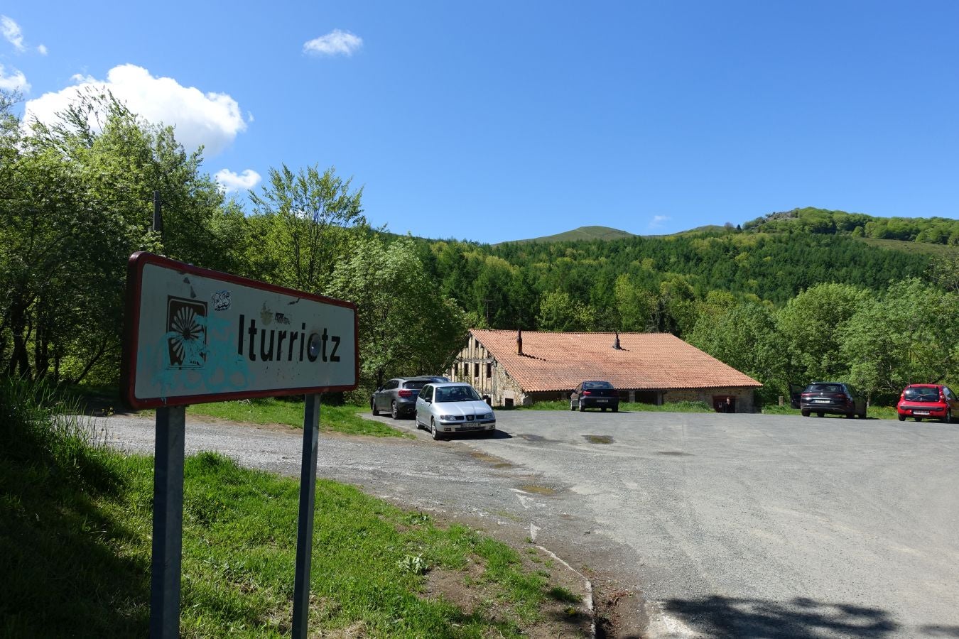 Cima discreta que se mantiene a la sombra de Hernio, entre el mar, el camino de Santiago y la venta en que descansó el gran patrón
