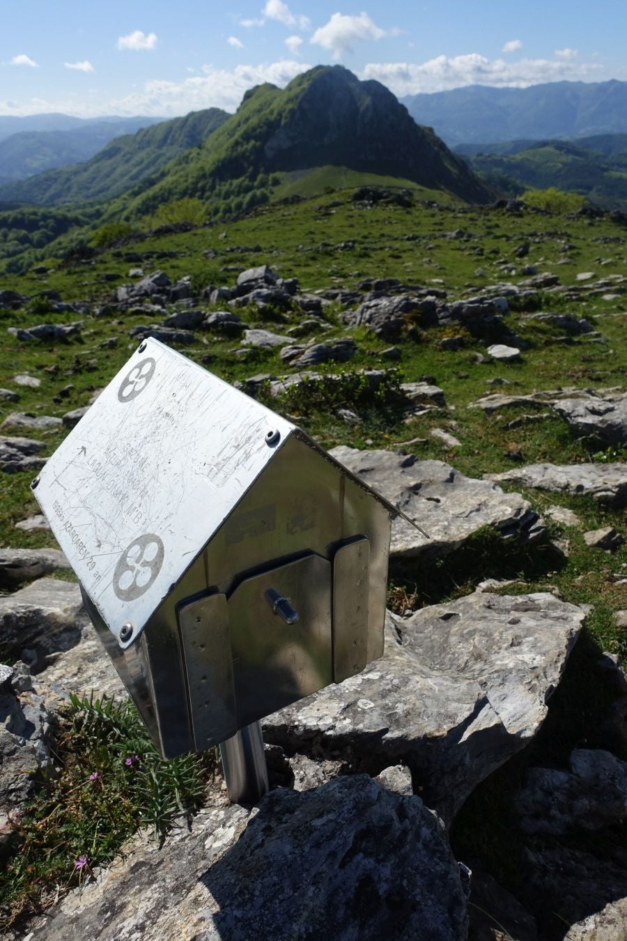 Cima discreta que se mantiene a la sombra de Hernio, entre el mar, el camino de Santiago y la venta en que descansó el gran patrón