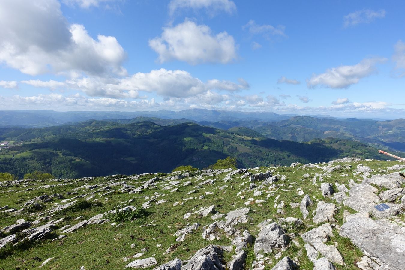 Cima discreta que se mantiene a la sombra de Hernio, entre el mar, el camino de Santiago y la venta en que descansó el gran patrón