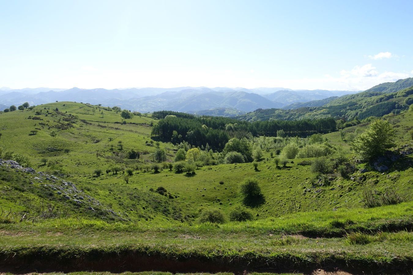 Cima discreta que se mantiene a la sombra de Hernio, entre el mar, el camino de Santiago y la venta en que descansó el gran patrón