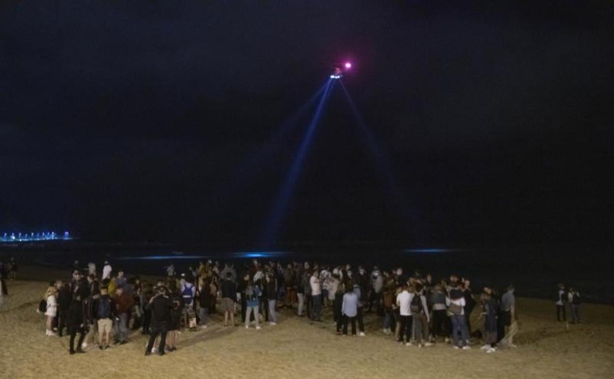 Gente reunida en la playa el pasado fin de semana tras terminar el toque de queda. 