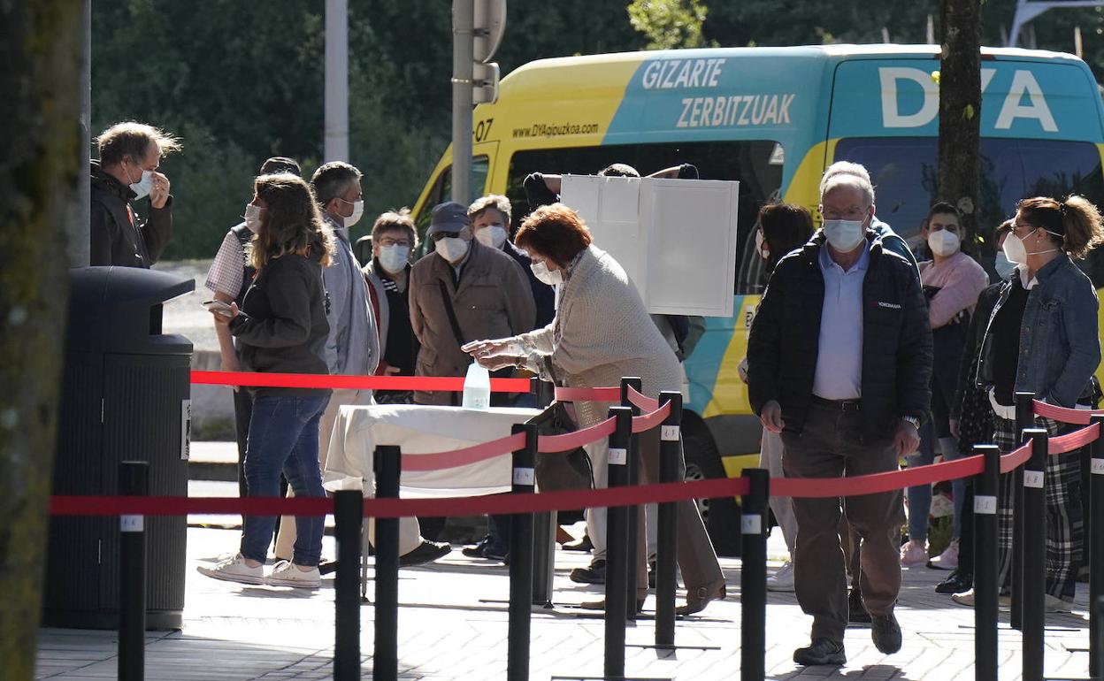 Coronavirus: Osakidetza reserva 17.000 vacunas de AstraZeneca para garantizar las segundas dosis