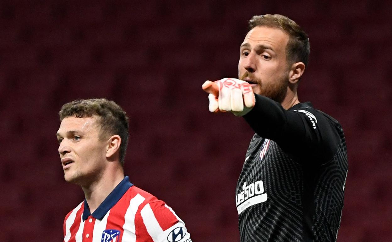 Oblak hace indicaciones durante el partido de ayer. 