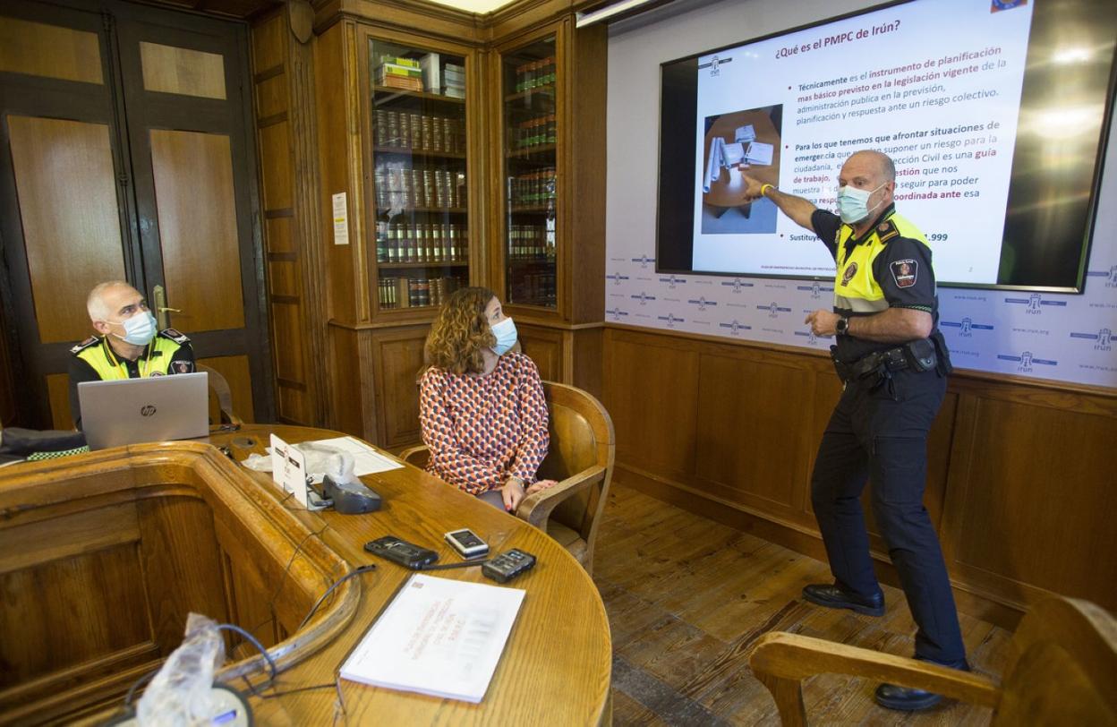 Cristina Laborda, en la presentación de la propuesta de la Policía Local, junto a Aizpiolea y Cazorla. 