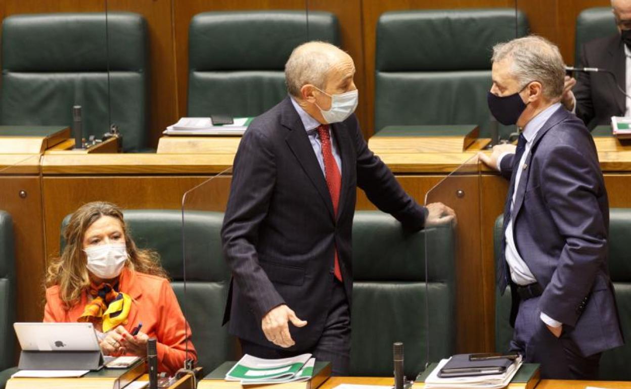 Sagardui, Erkoreka y Urkullu, este jueves en el Parlamento antes de la votación.